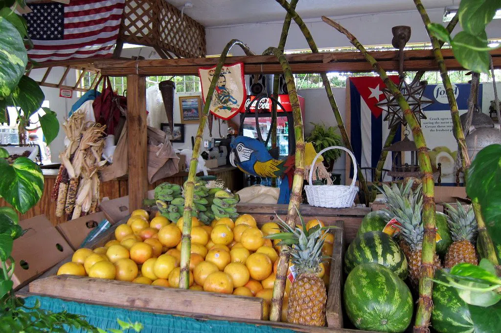 Los Pinareños Frutería fruit stand