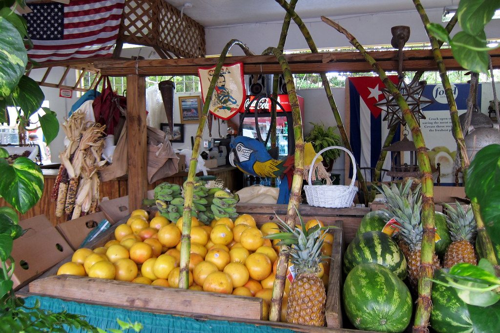 Los Pinareños Frutería fruit stand